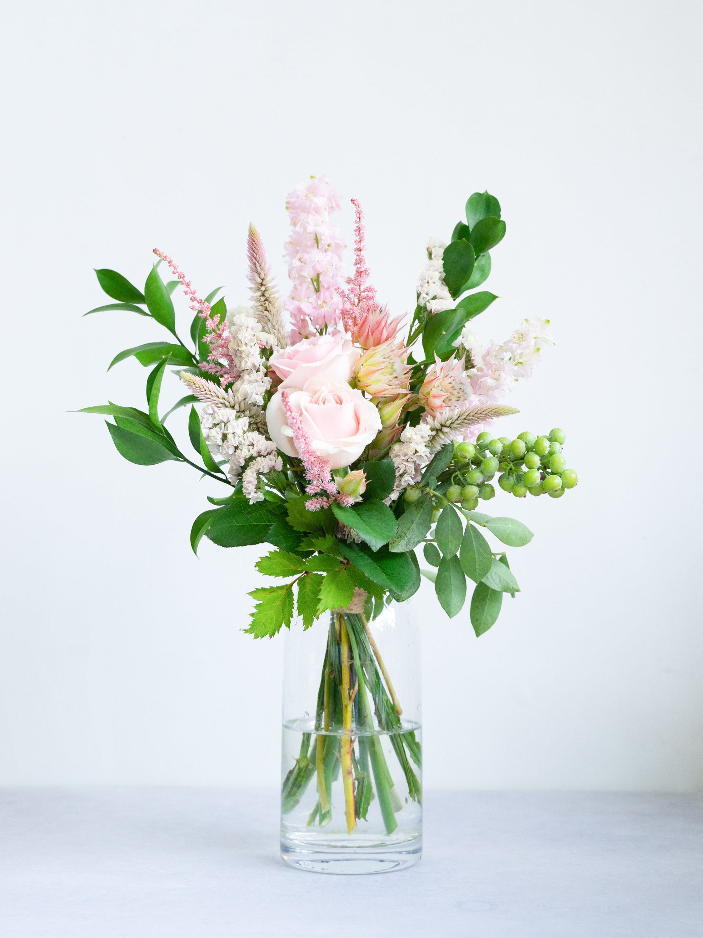 【店舗配送】フローリストにおまかせ 季節の花束 M - ピンク -