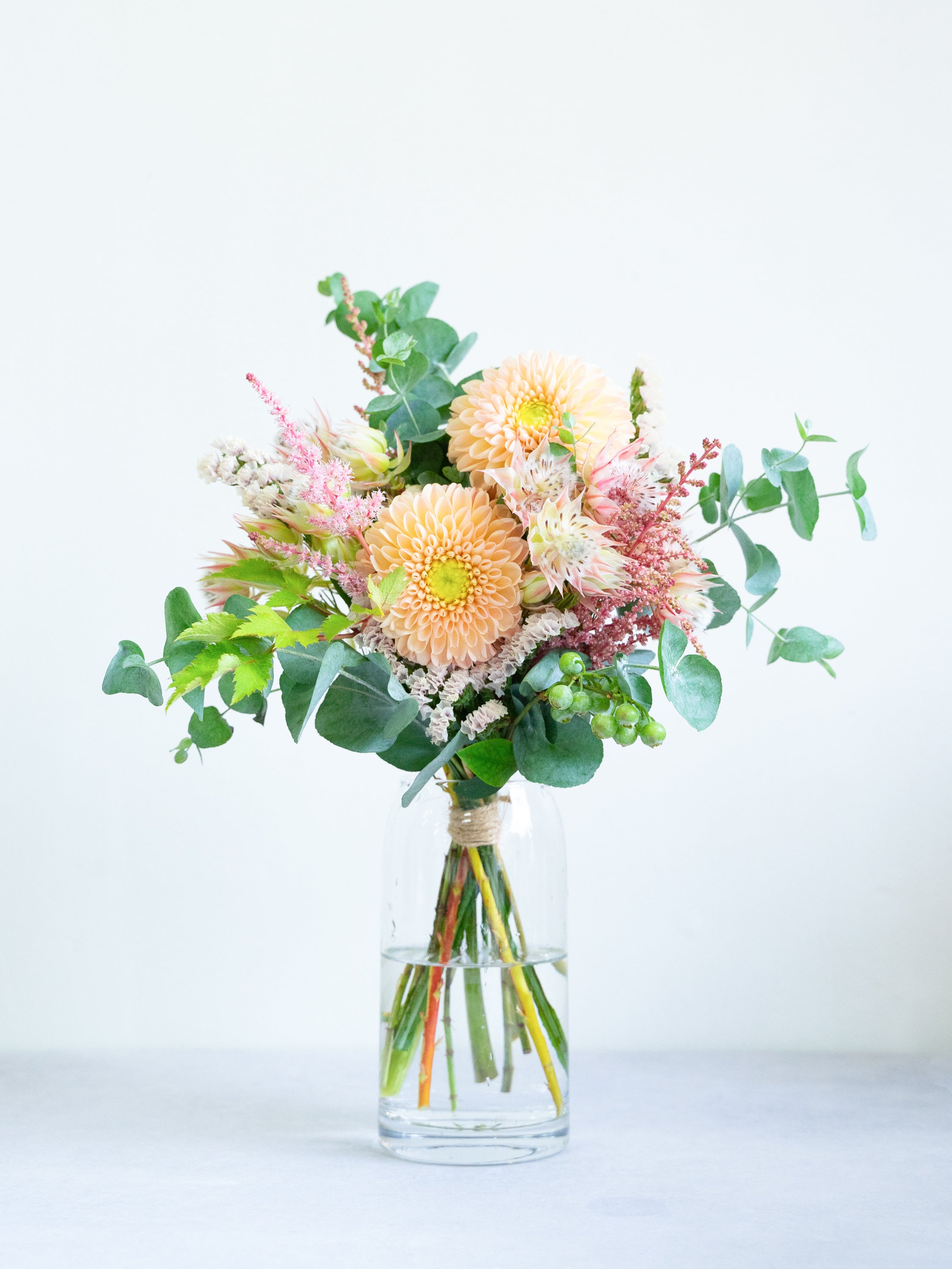 【店舗配送】フローリストにおまかせ 季節の花束 M - ピンク -