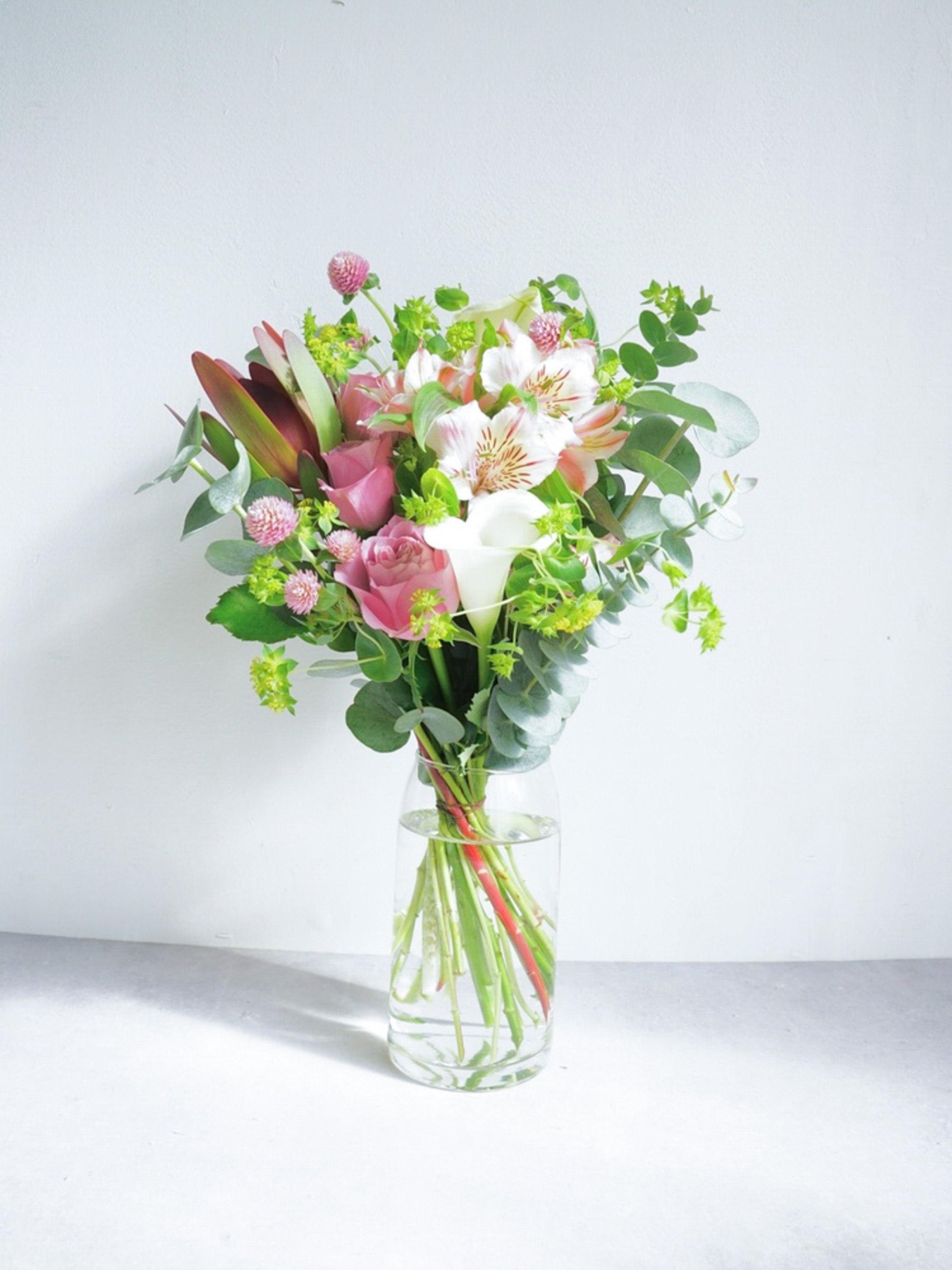 【店舗配送】フローリストにおまかせ 季節の花束 M - ピンク -