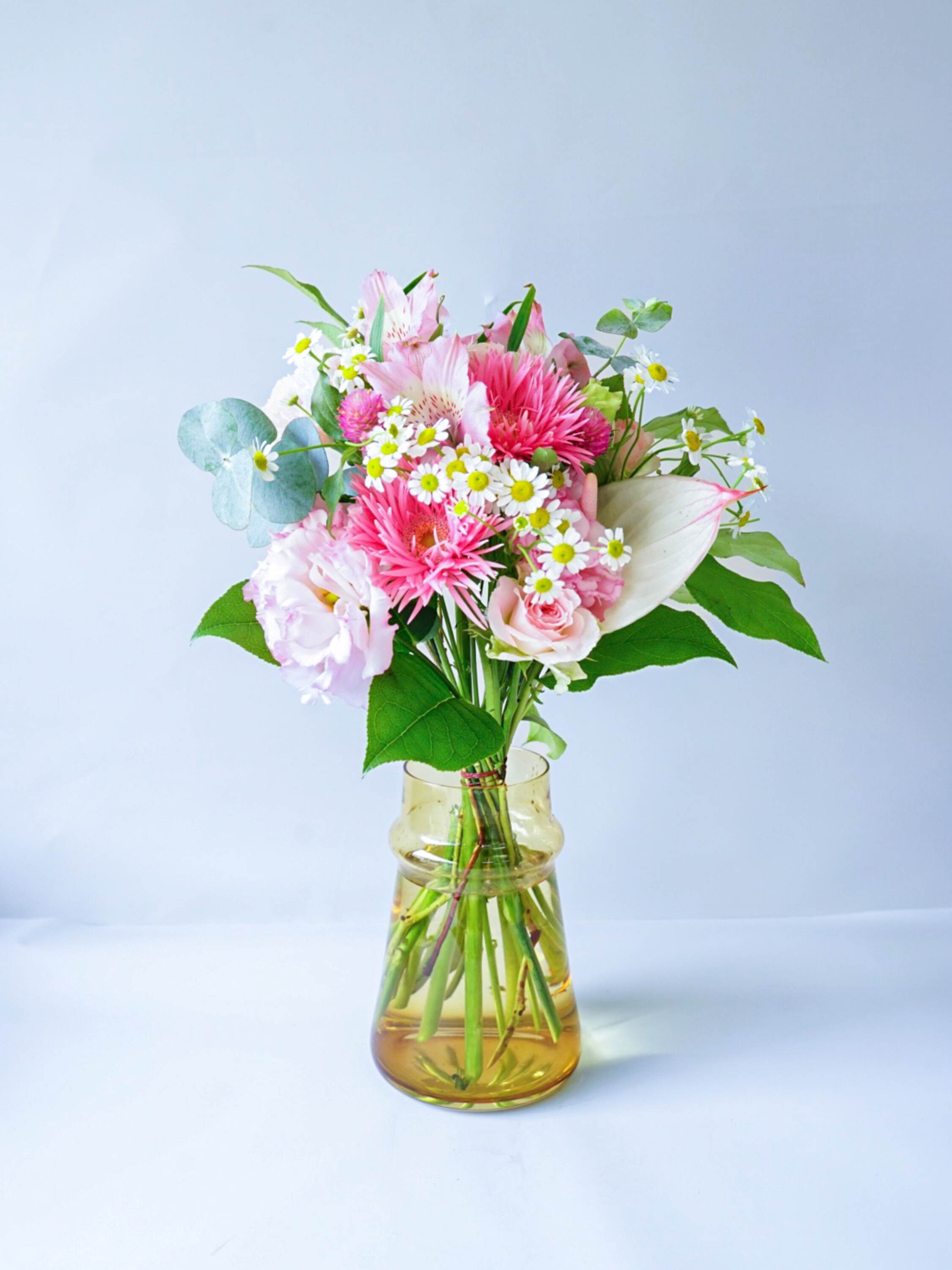 【店舗配送】フローリストにおまかせ 季節の花束 M - ピンク -