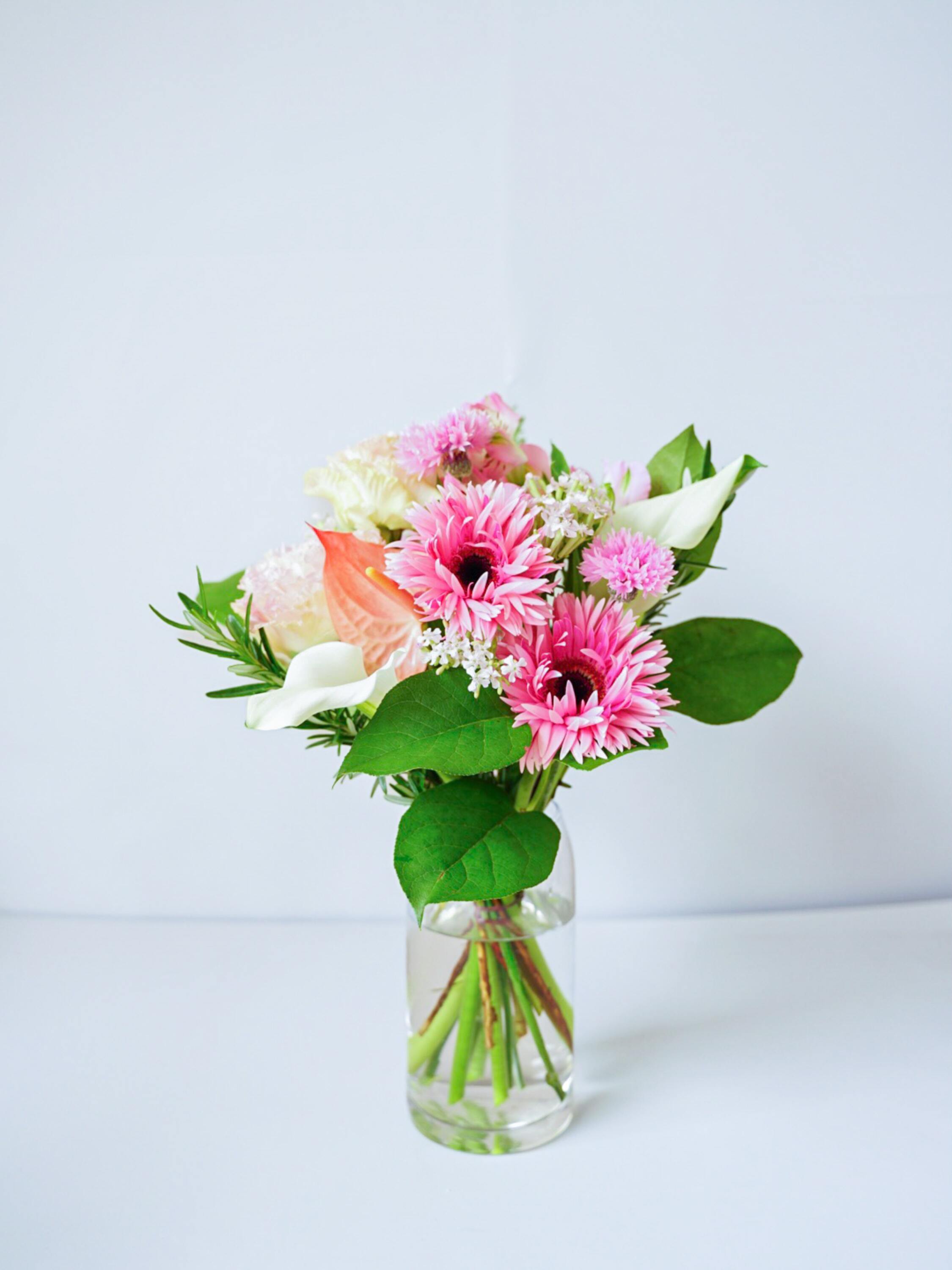 フローリストにおまかせ 季節の花束 M - ピンク -