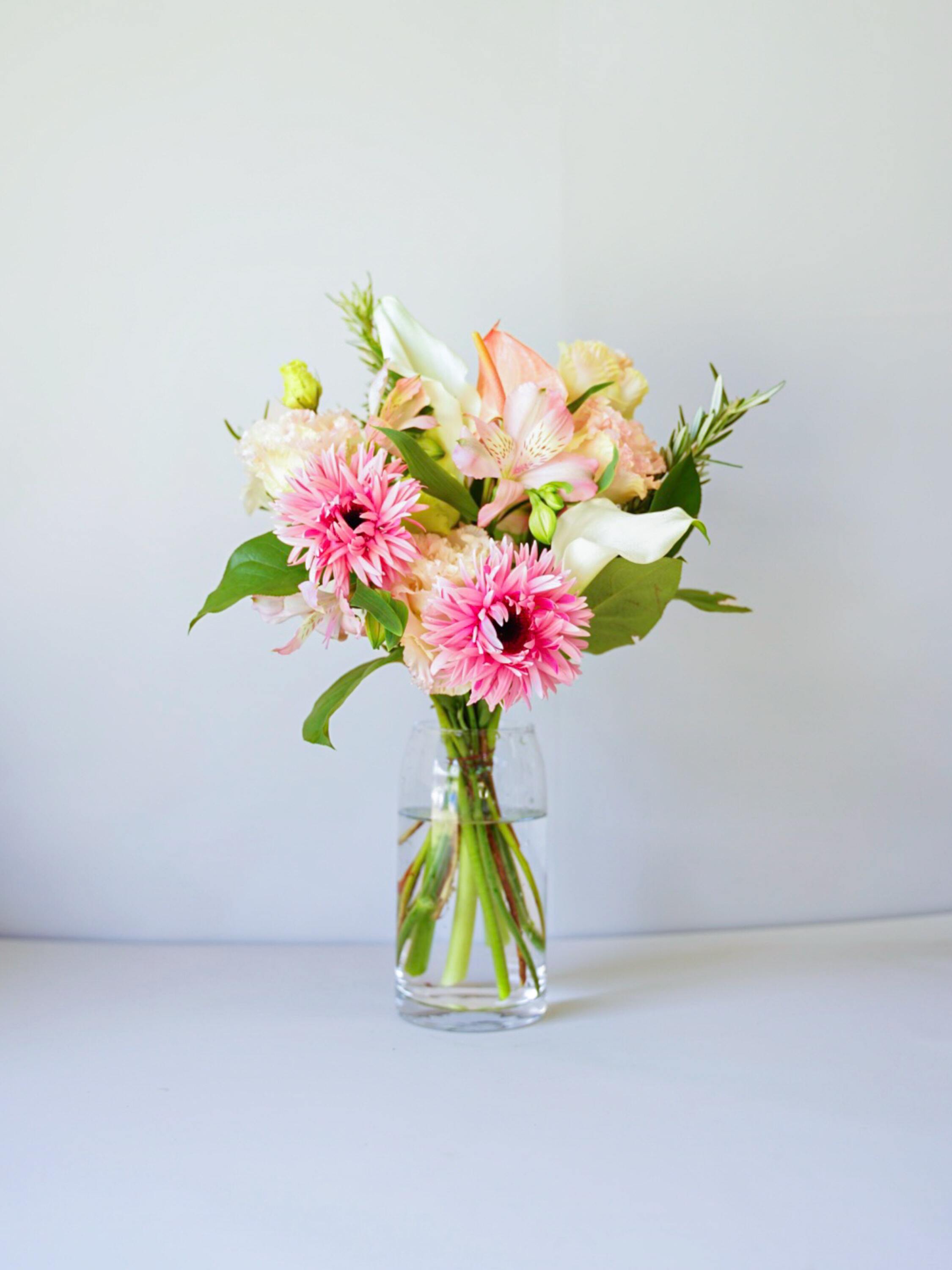 【店舗配送】フローリストにおまかせ 季節の花束 M - ピンク -