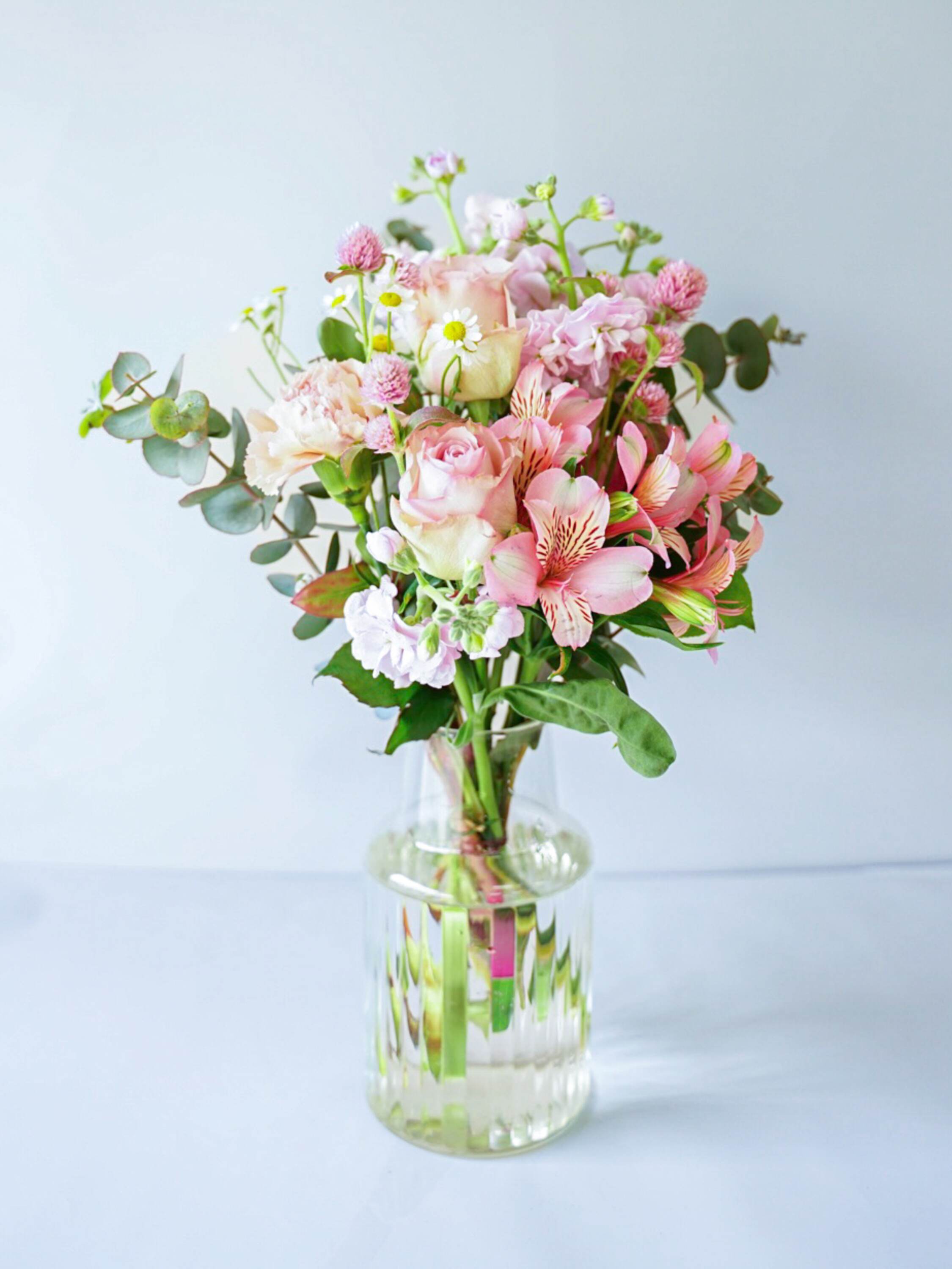 【店舗配送】フローリストにおまかせ 季節の花束 M - ピンク -