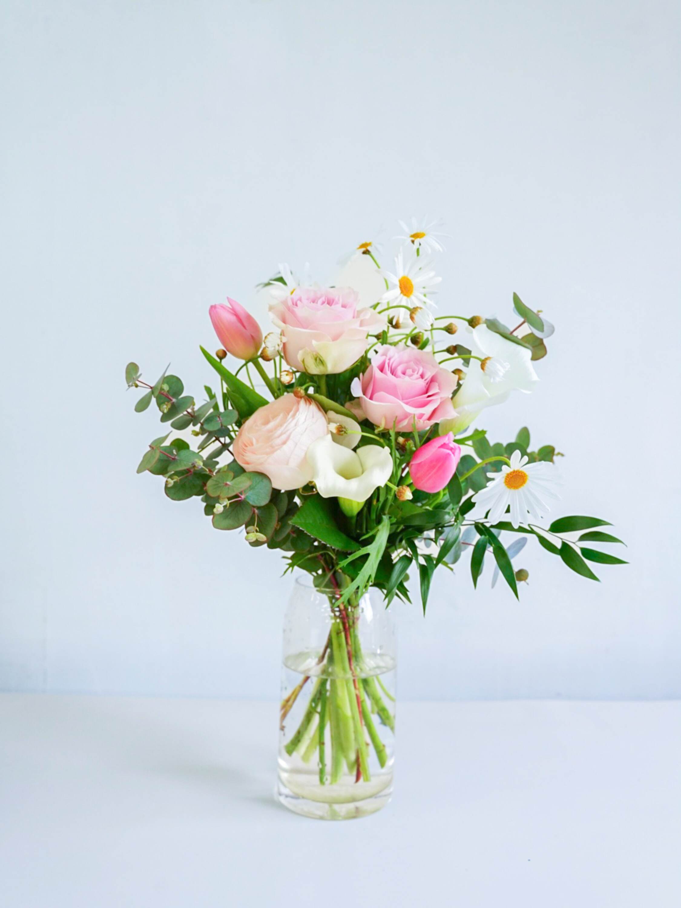 【店舗配送】フローリストにおまかせ 季節の花束 M - ピンク -