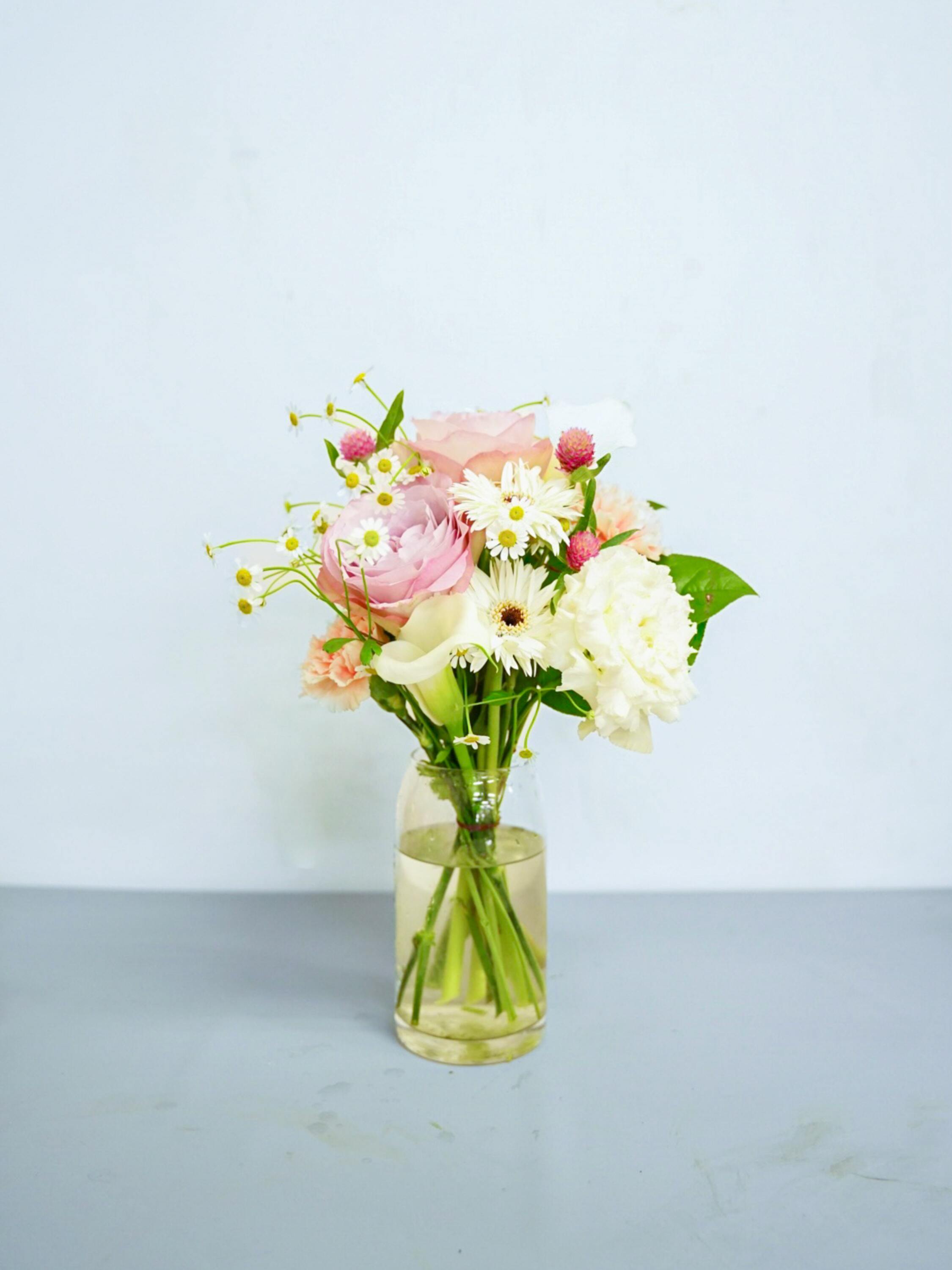 【店舗配送】フローリストにおまかせ 季節の花束 M - ピンク -
