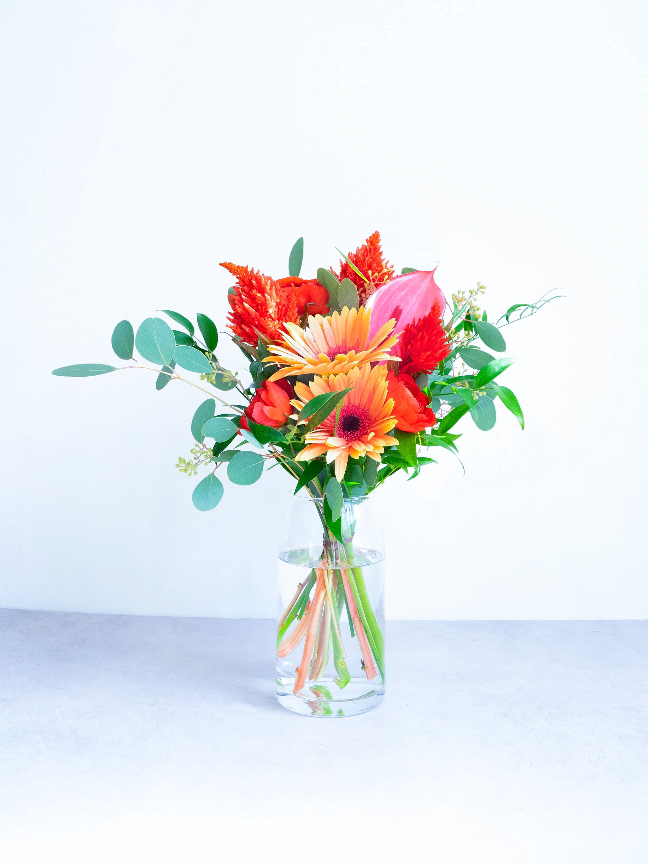 【店舗配送】フローリストにおまかせ 季節の花束 M - レッド -