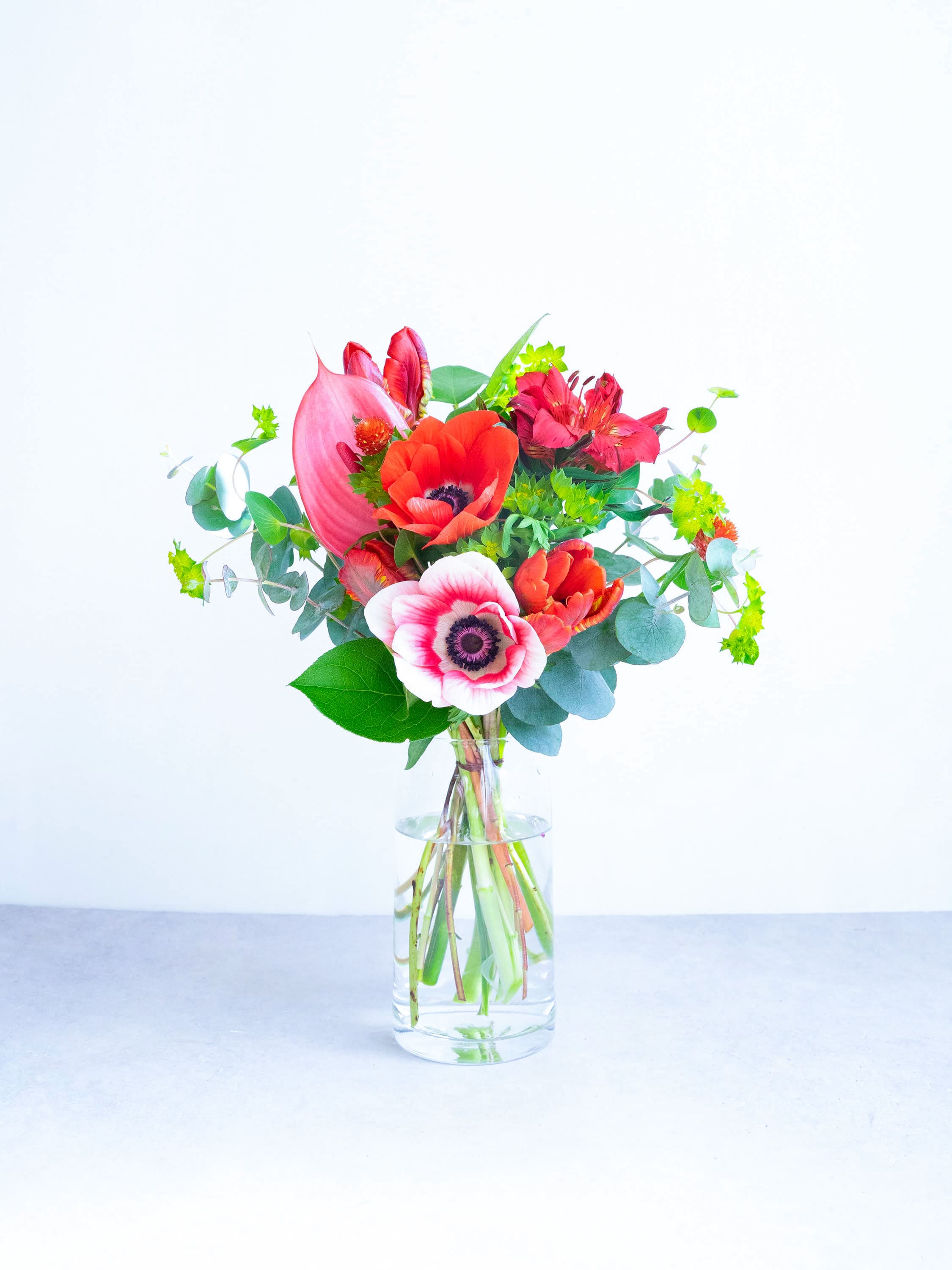 【店舗配送】フローリストにおまかせ 季節の花束 M - レッド -