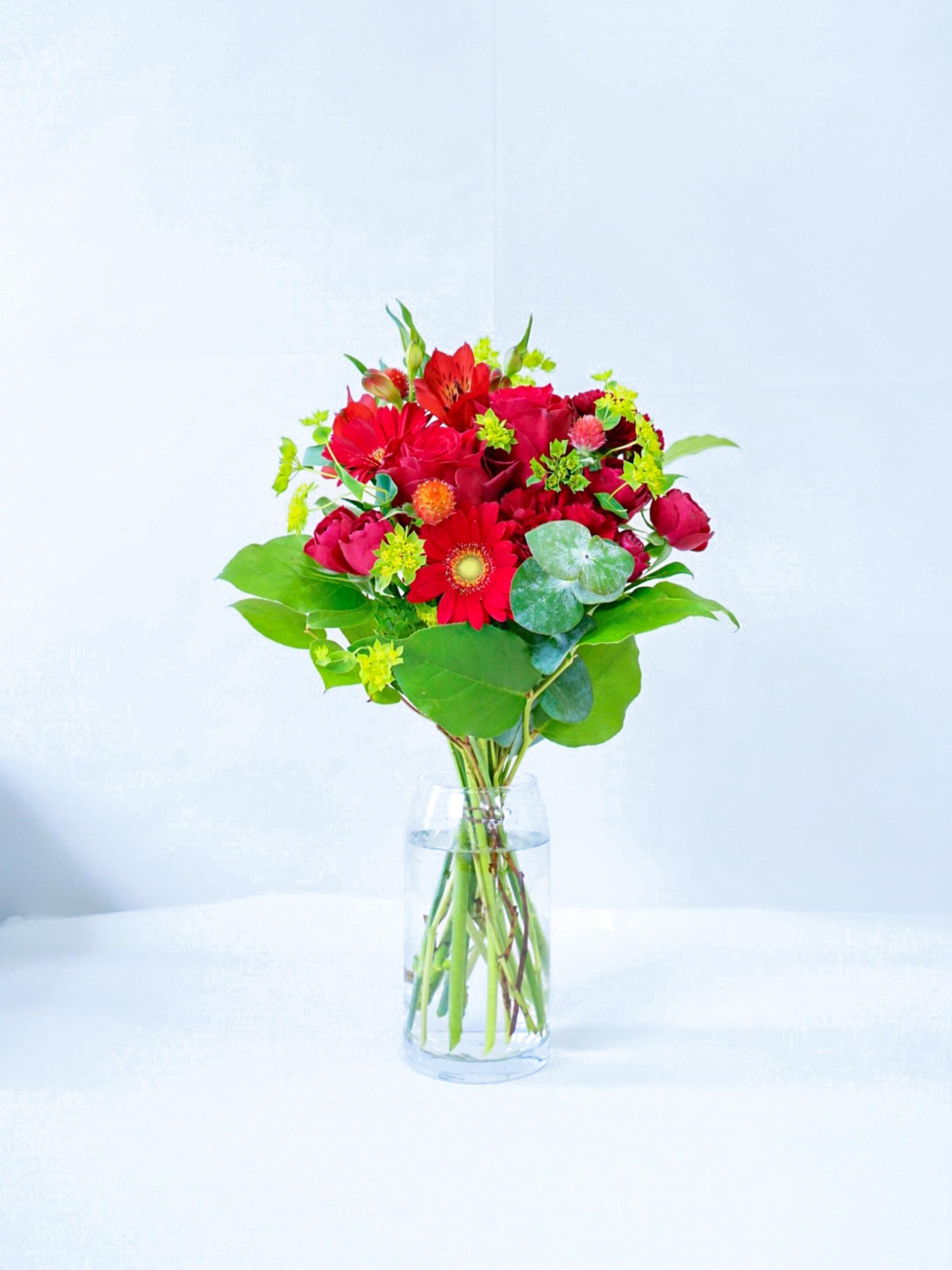 【店舗配送】フローリストにおまかせ 季節の花束 M - レッド -