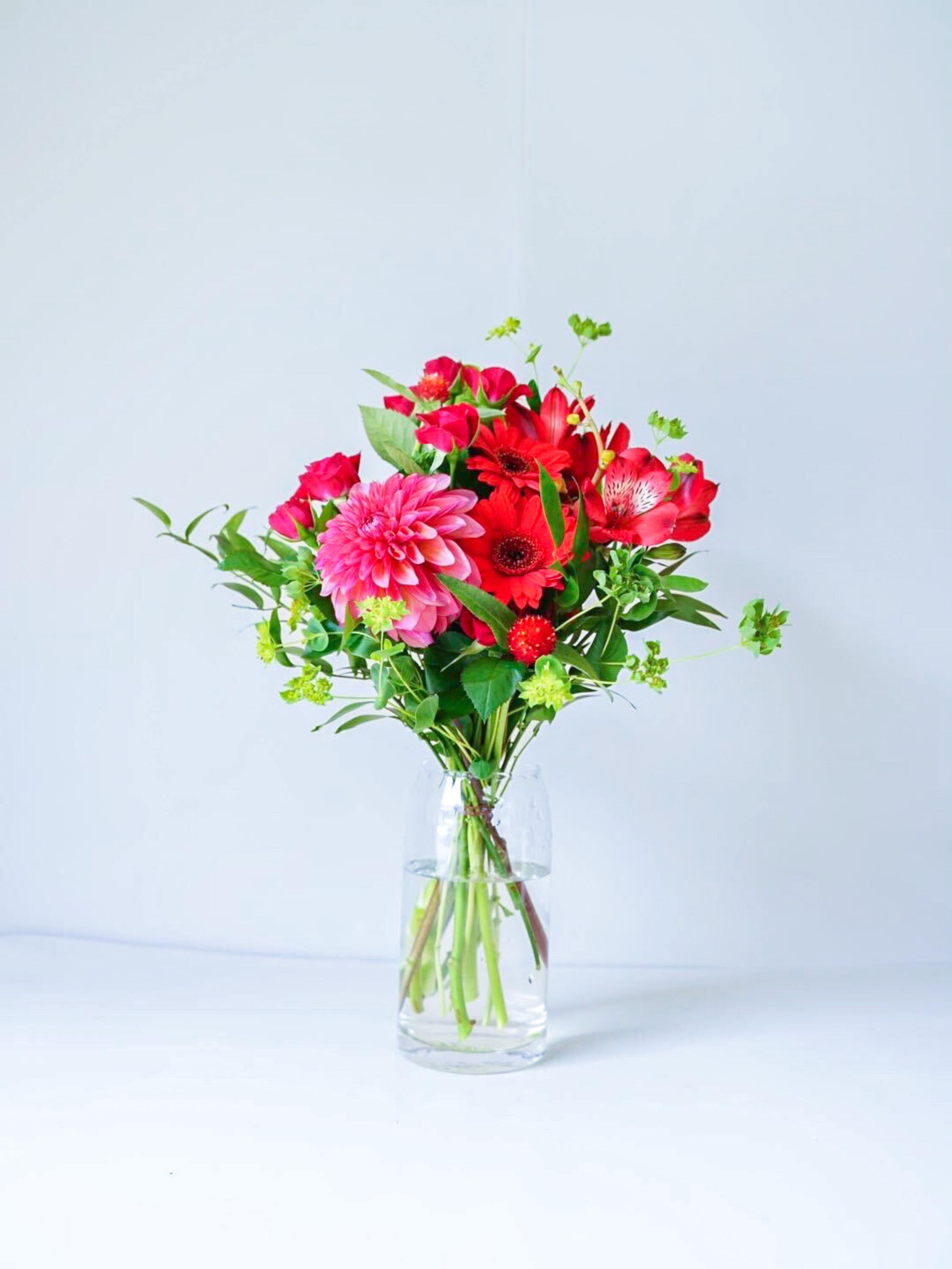 【店舗配送】フローリストにおまかせ 季節の花束 M - レッド -