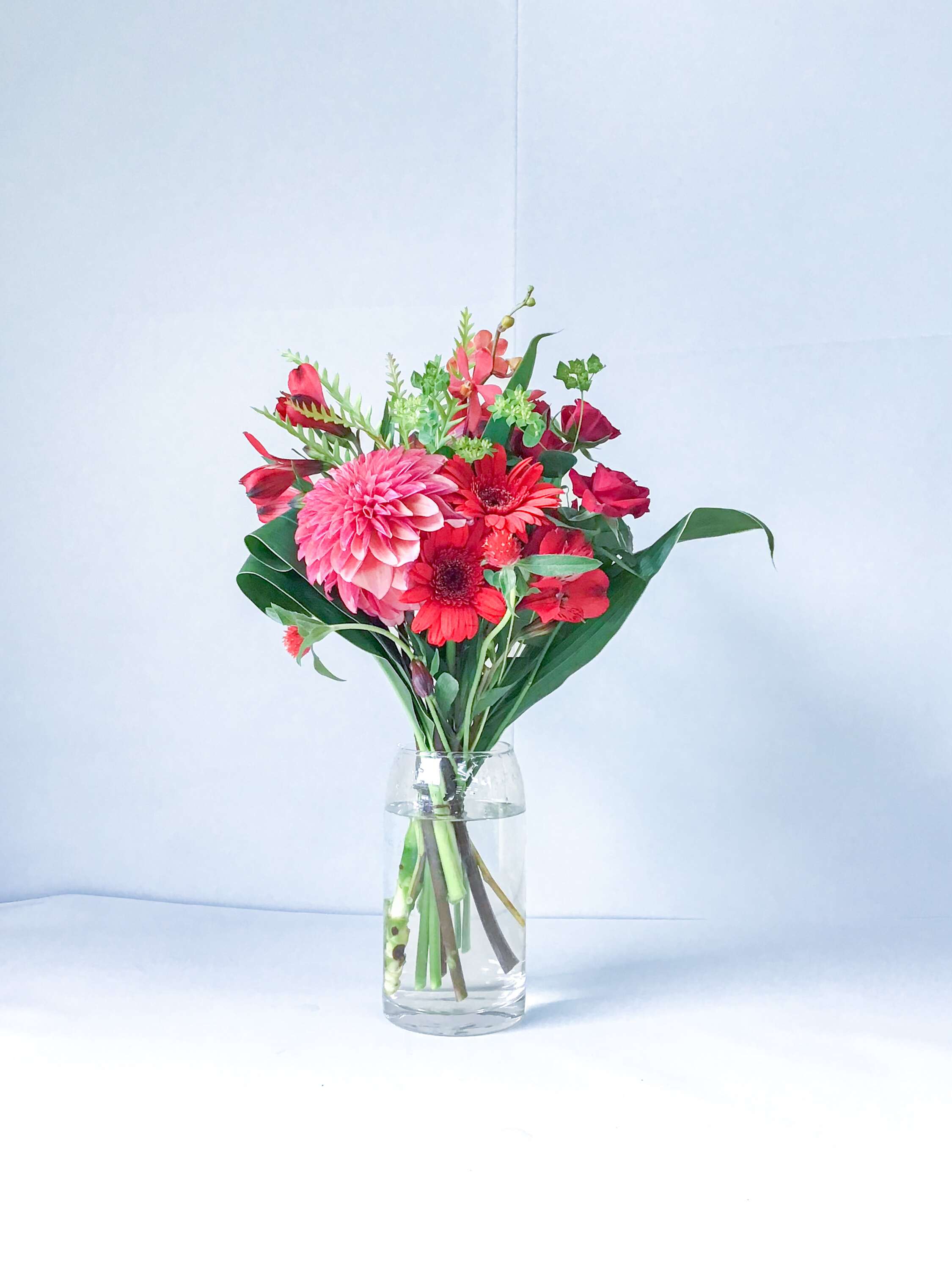 【店舗配送】フローリストにおまかせ 季節の花束 M - レッド -