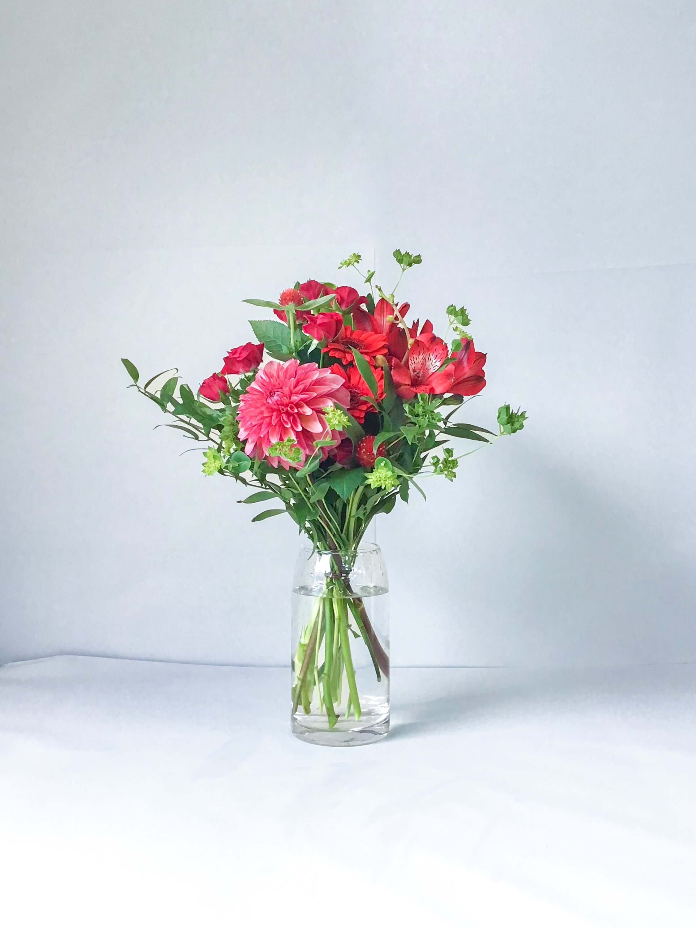 【店舗配送】フローリストにおまかせ 季節の花束 M - レッド -