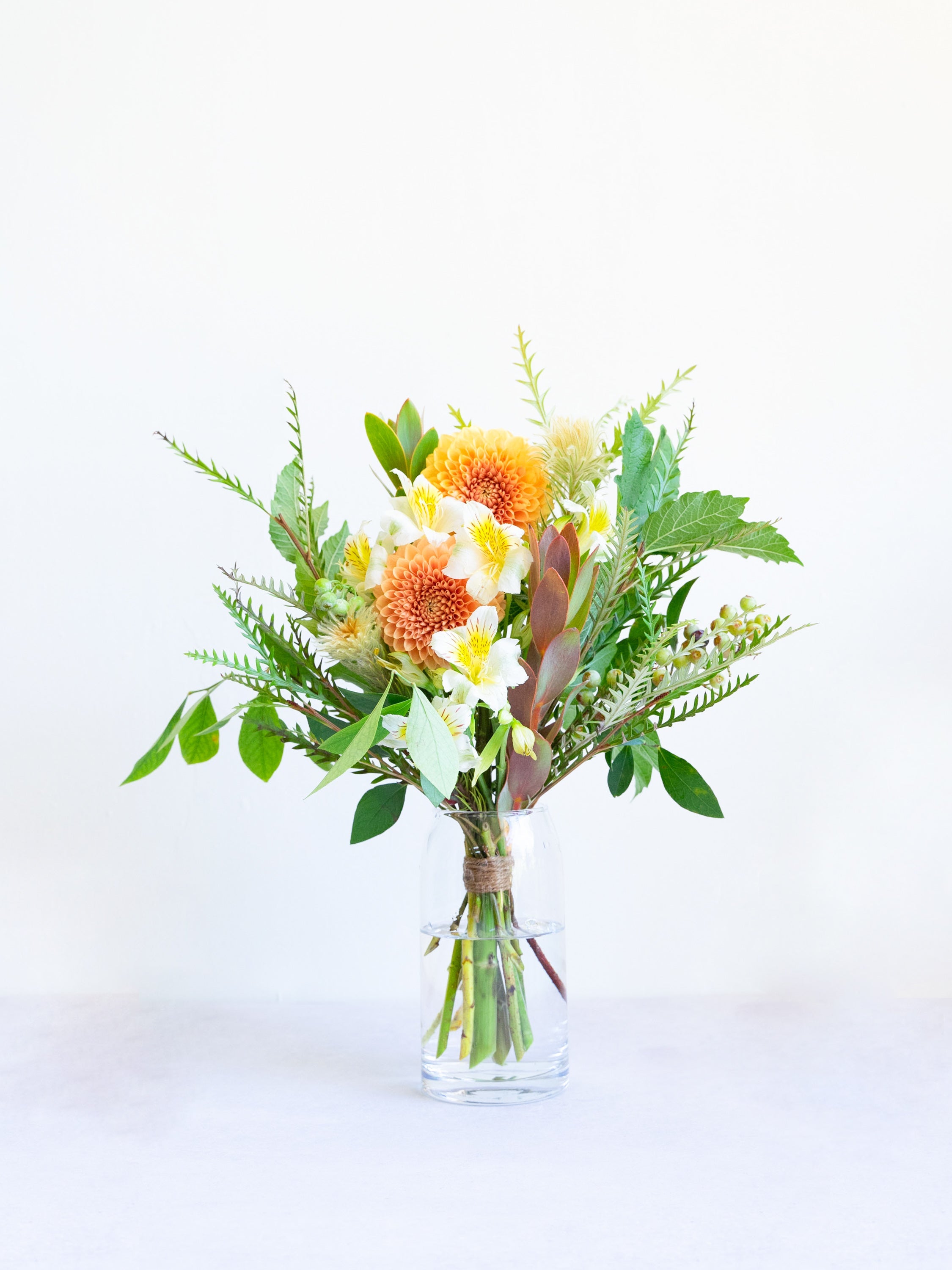 【店舗配送】フローリストにおまかせ 季節の花束 M - イエロー -