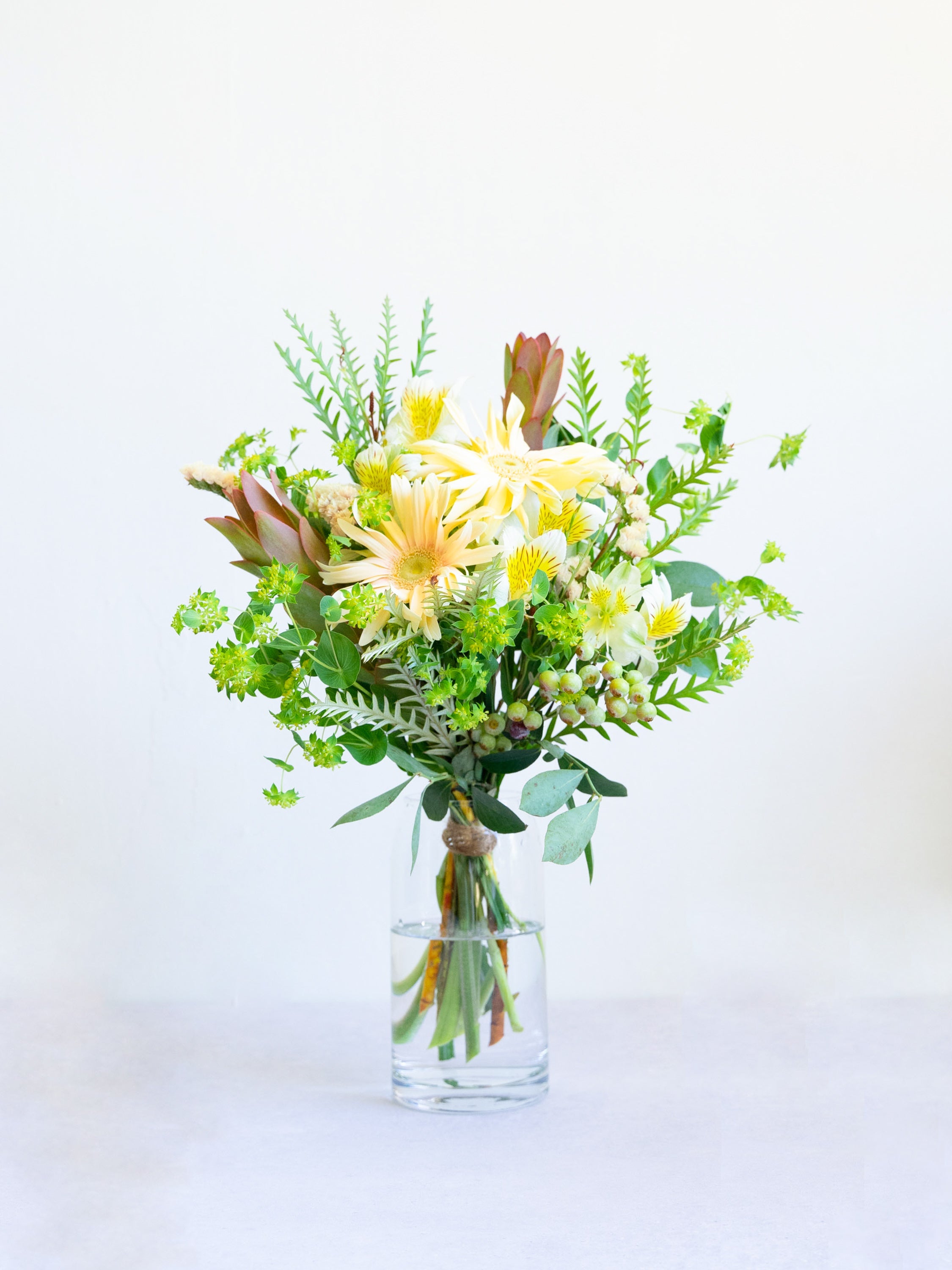 【店舗配送】フローリストにおまかせ 季節の花束 M - イエロー -