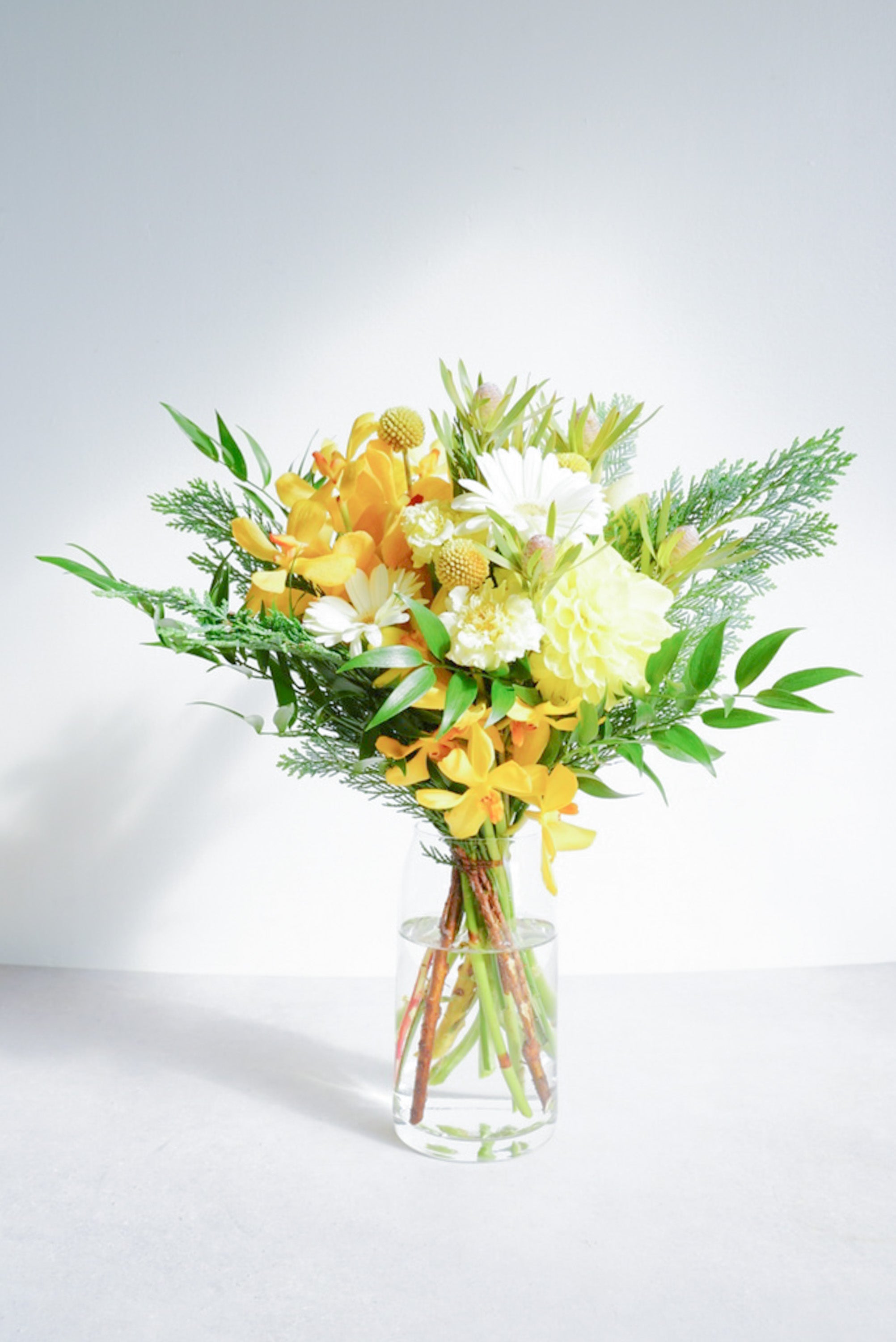 【店舗配送】フローリストにおまかせ 季節の花束 M - イエロー -