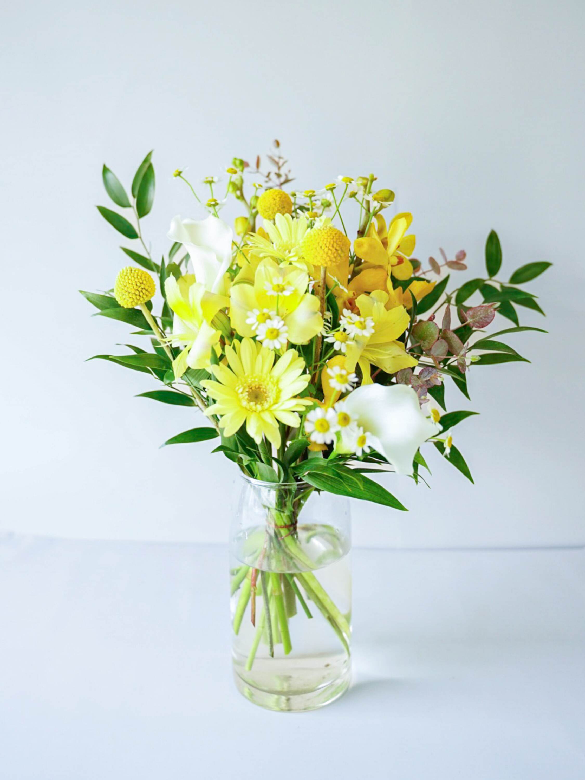 【店舗配送】フローリストにおまかせ 季節の花束 M - イエロー -