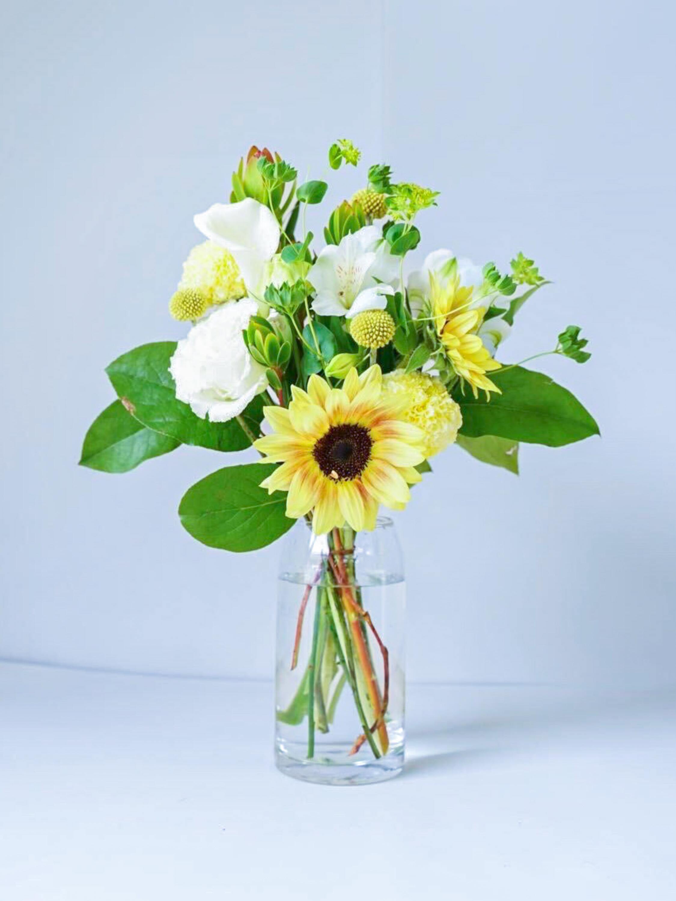 【店舗配送】フローリストにおまかせ 季節の花束 M - イエロー -
