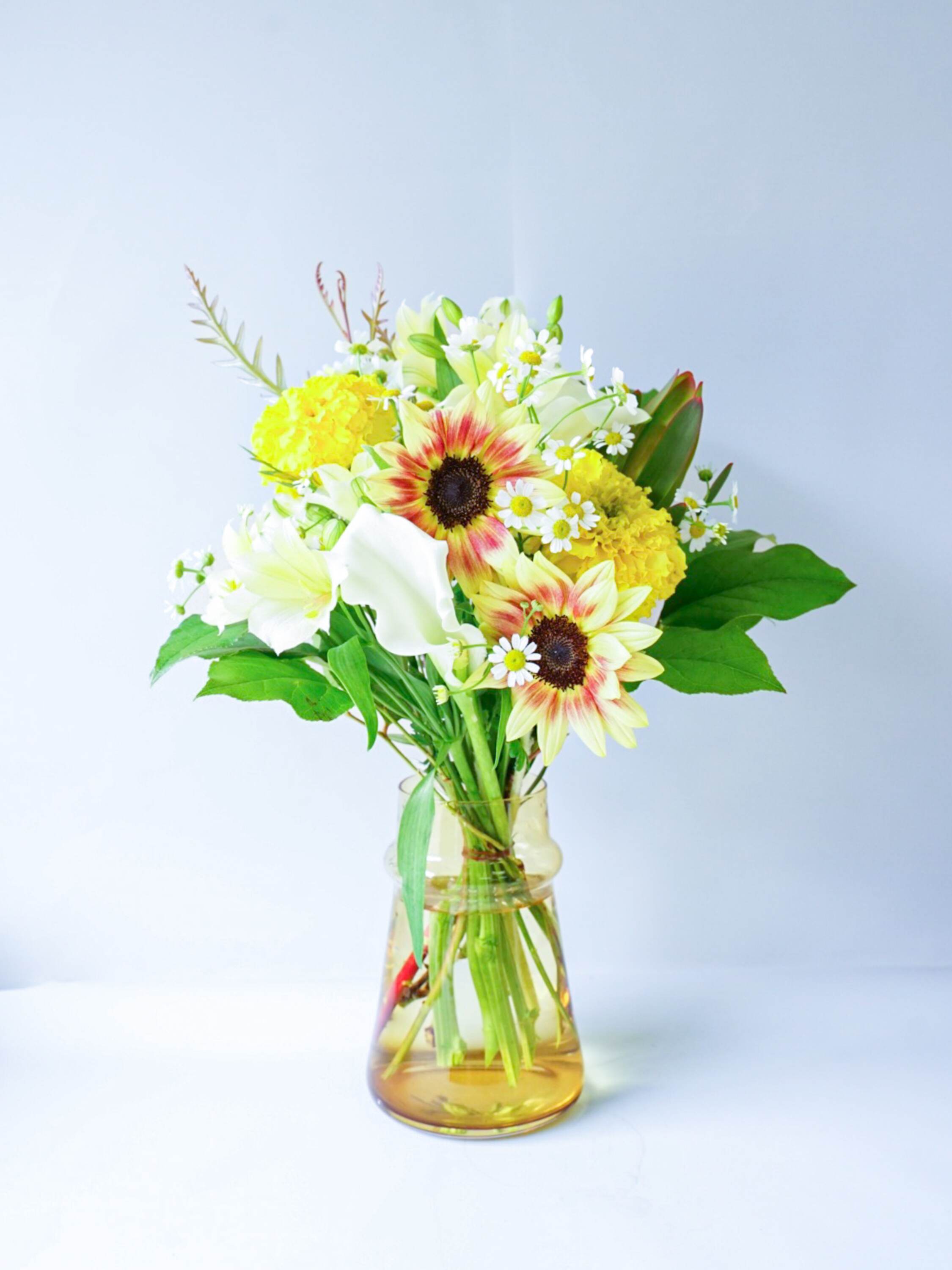 【店舗配送】フローリストにおまかせ 季節の花束 M - イエロー -