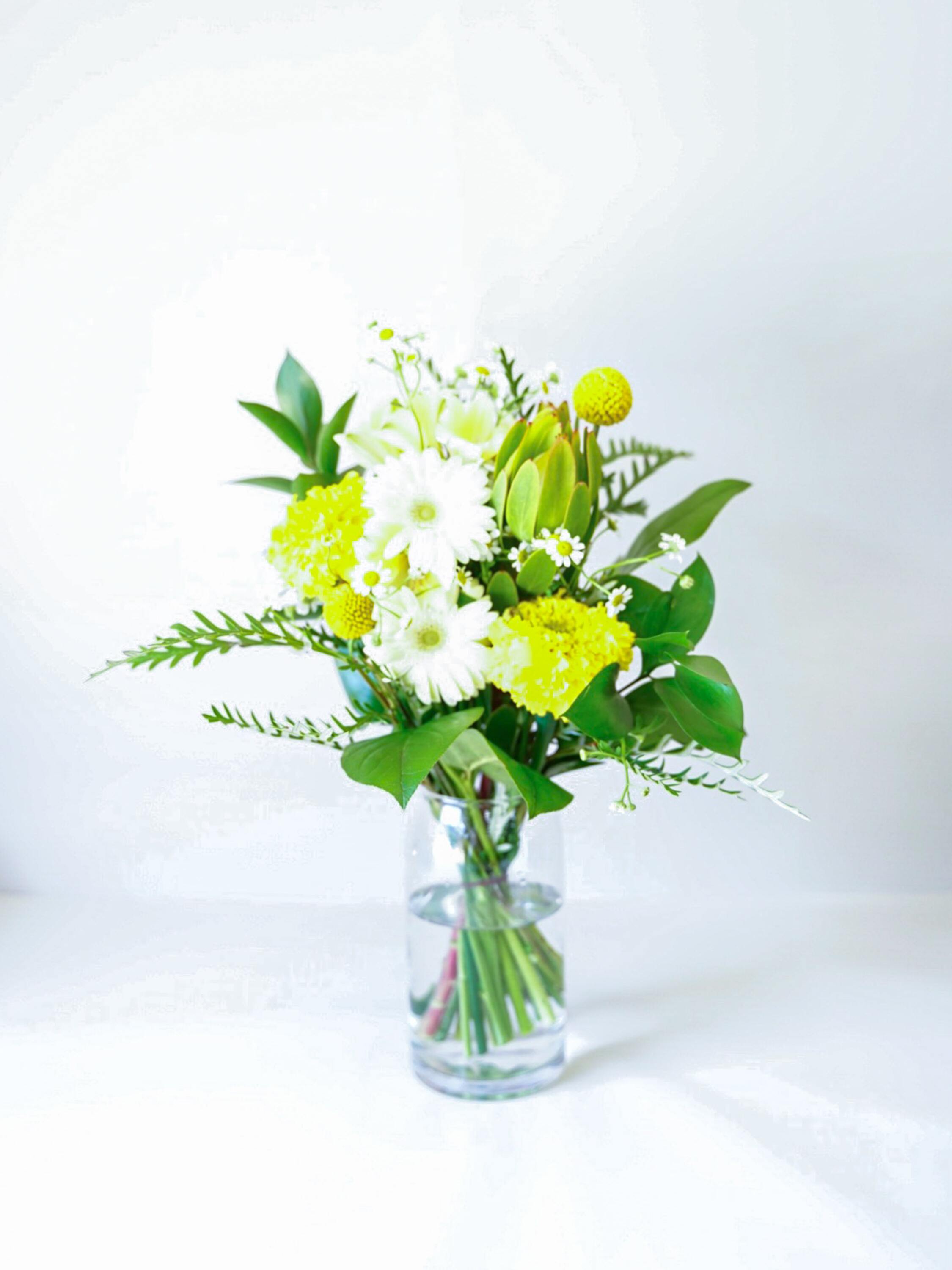 【店舗配送】フローリストにおまかせ 季節の花束 M - イエロー -