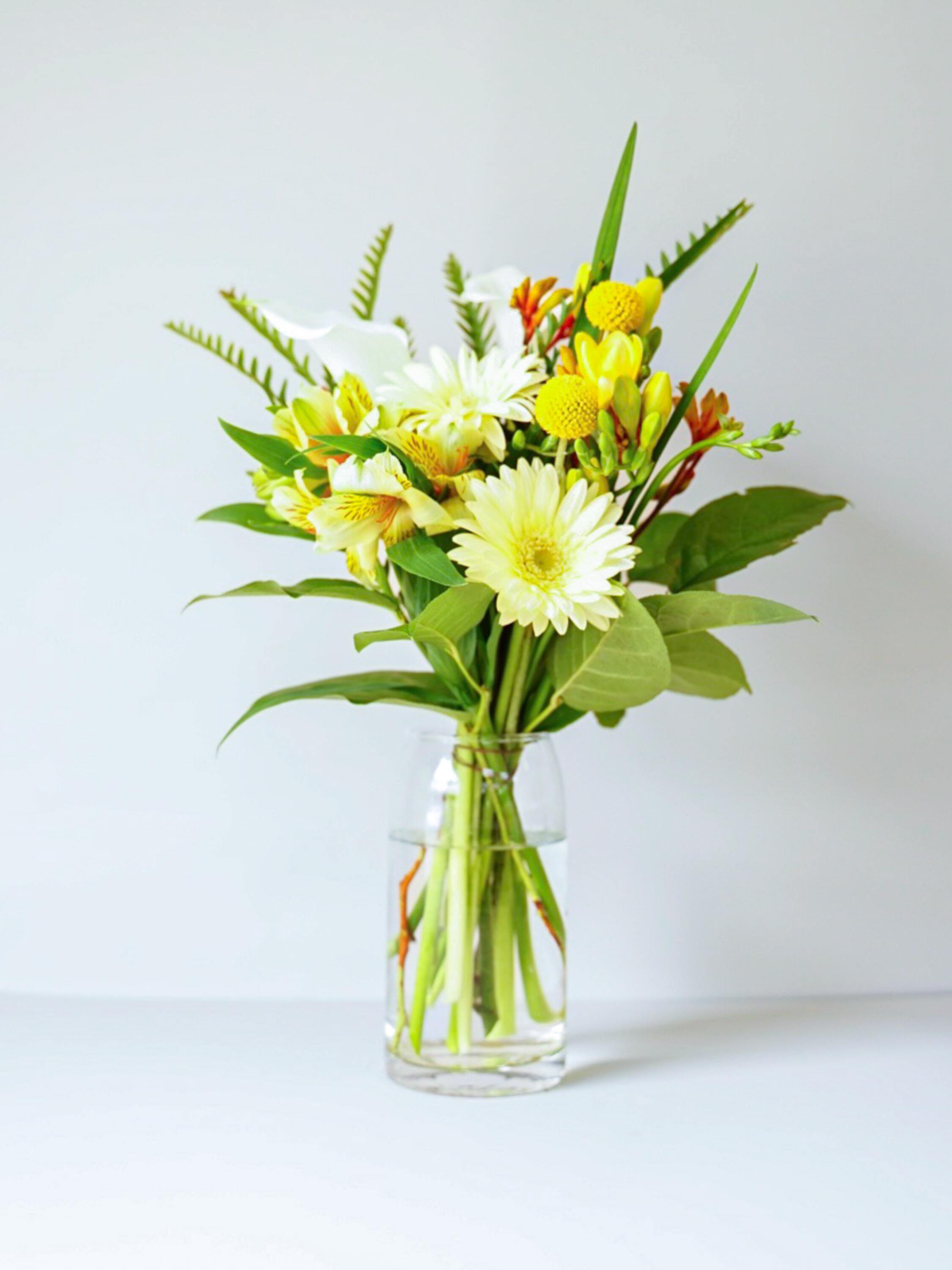 【店舗配送】フローリストにおまかせ 季節の花束 M - イエロー -