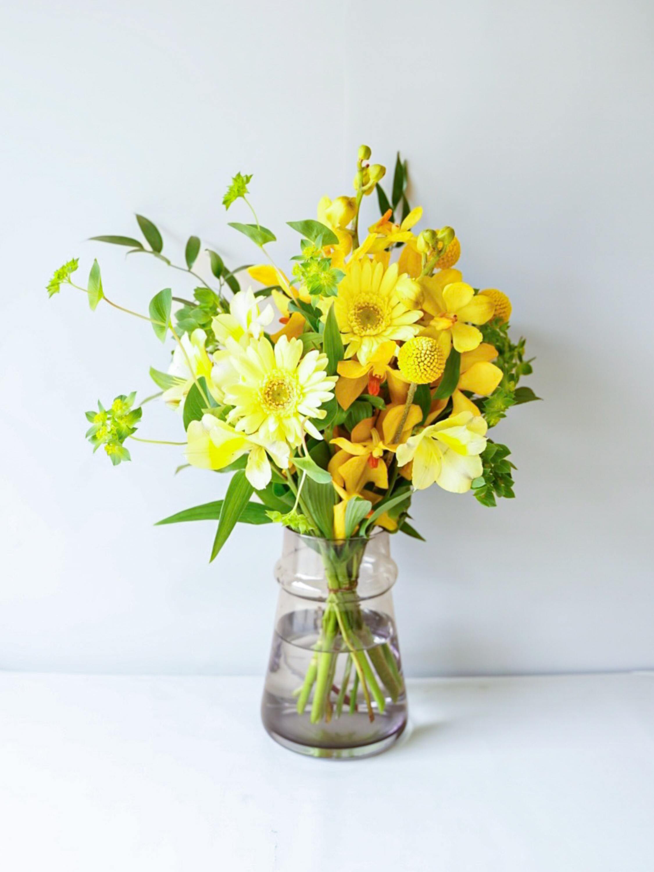 【店舗配送】フローリストにおまかせ 季節の花束 M - イエロー -